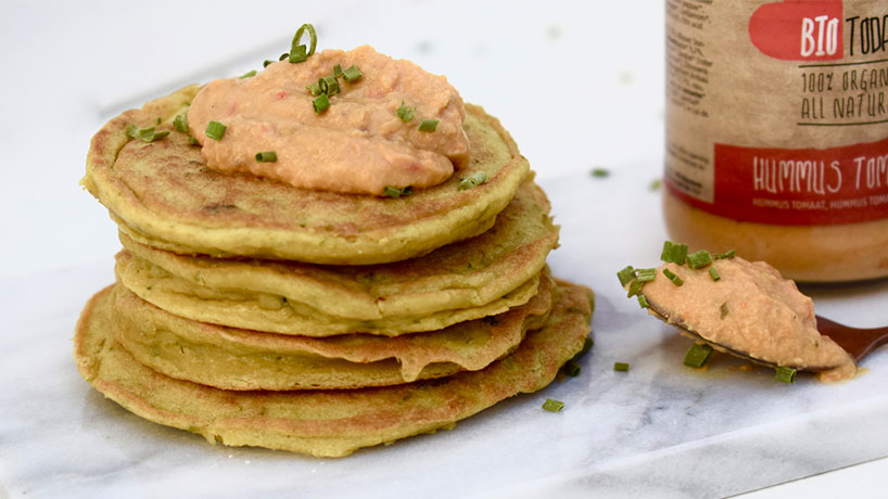 Hummus met hartige koekjes