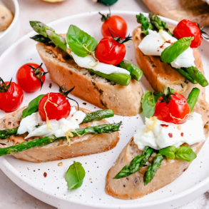 crostini’s met paté, groene asperges en mozzarella