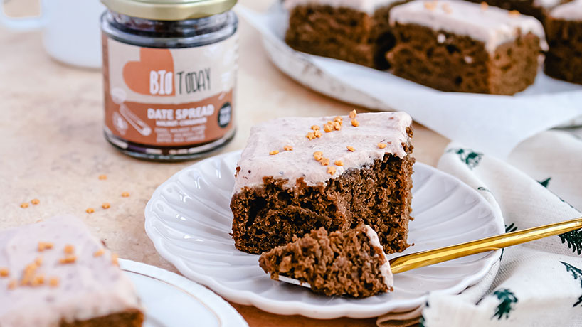 GINGERBREAD CAKE MET DADEL WALNOOT-KANEEL SPREAD-ROOMKAAS GLAZUUR