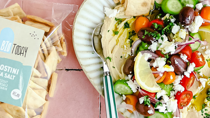 Loaded hummus met crostini