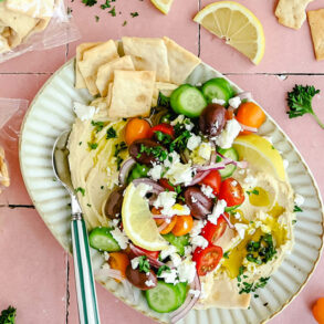 LOADED HUMMUS MET CROSTINI