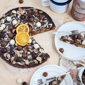 No bake sticky dadel-kruidnoten taart