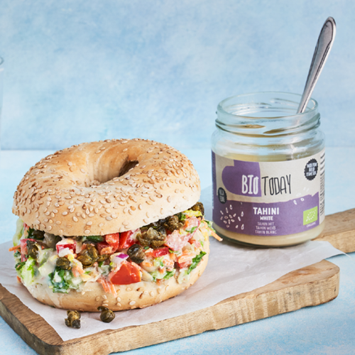 BAGEL MET CHOPPED TAHINI SALADE