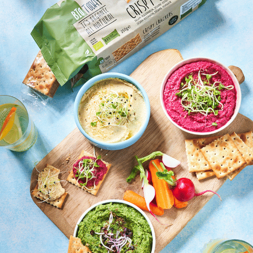 Kleurrijke Hummus met Sesam Crackers