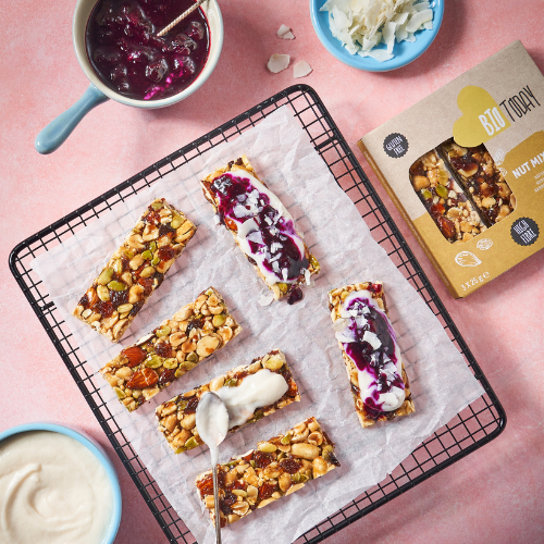 Frozen yoghurt notenrepen met blauwe bessen en kokos