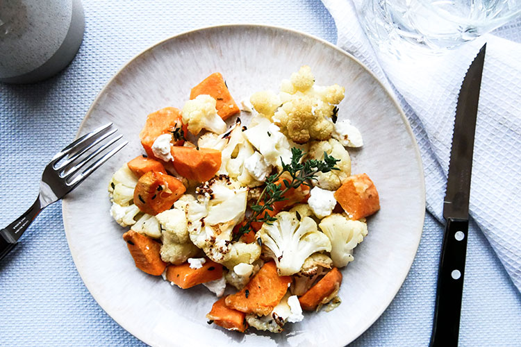 Zoete aardappelschotel met bloemkool